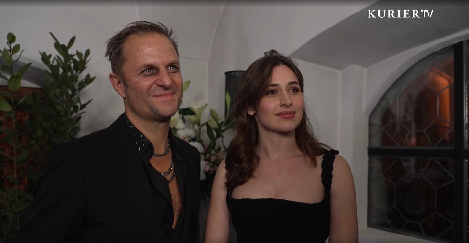 Philipp-Hochmaier-und-Deleila-Piasko-Ein-kleines-Wunder-dass-ein-Theaterst-ck-so-weit-kommt-